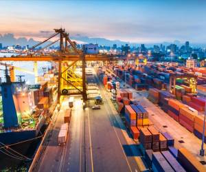 El Puerto de Los Ángeles y el Puerto de Long Beach se encuentran entre los más vulnerables a los aranceles entre Estados Unidos y China. Foto de iStock