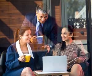 Si es nuevo en un lugar de trabajo y no está seguro de qué ponerse, observe cómo se visten sus colegas o pídales directamente que le aconsejen sobre qué ponerse. Foto de iStock
