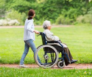 <i>El cuido de personas adultas mayores impacta directamente en la productividad, el clima organizacional y la retención de talento. Foto de iStock</i>