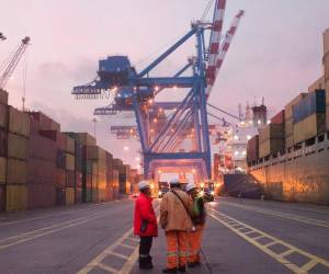 <i>El comercio global cayó ligeramente por segundo mes consecutivo en abril, reflejando el impacto continuo de la guerra en Oriente Medio. Foto de iStock</i>