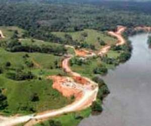 Imagen de la carretera lindera al Río San Juan. Uno de los puntos de discordia binacional. (Foto: Archivo)