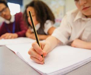 Menos del 60 % de jóvenes del Triángulo Norte de CA terminan la educación secundaria