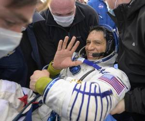 <i>En esta foto proporcionada por la NASA, el astronauta de la NASA de la Expedición 69 Frank Rubio recibe ayuda para salir de la nave espacial Soyuz MS-23 pocos minutos después de que él y los cosmonautas de Roscosmos Sergey Prokopyev y Dmitri Petelin aterrizaran en un área remota cerca del ciudad de Zhezkazgan, Kazajstán, el 27 de septiembre de 2023. FOTO: Bill Ingalls/NASA vía Getty Images/AFP</i>