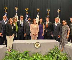 Vicepresidenta de EEUU, Kamala Harris, junto a representantes de las 10 empresas y organizaciones que se convierten en miembros del Partnership for Central America.