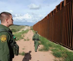 (Archivo) Agentes de Patrulla Fronteriza entre Arizona y México. AFP PHOTO/Mark RALSTON