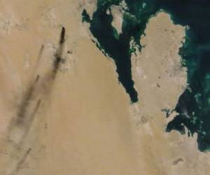 Una imagen de la NASA muestra las explosiones producidas por drones en la instalación de la refinería Aramco en Arabia Saudi. Foto AFP