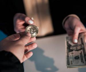 A diferencia de las stablecoins, que ofrecen estabilidad para los pagos y las operaciones diarias, la criptomoneda proporciona un conjunto distinto de ventajas arraigadas en su arquitectura única y sus características. Foto de iStock