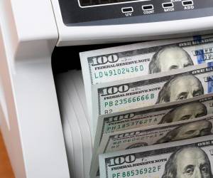 La mayor parte de la deuda pública (el 84,3 %, o US$8,365.5 millones) está denominada en dólares de Estados Unidos. Foto de iStock