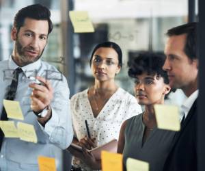Cuando un líder se enfoca en justificar sus propios errores o las limitaciones de sus colaboradores, en lugar de reconocerlos y enfrentarlos, crea una cultura de excusas. Foto de iStock