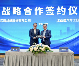 <i>El acuerdo fue firmado en una ceremonia con la presencia de James Li, CEO global de HONOR, y Wang Chuanfu, presidente y director general de BYD Group. Foto cortesía</i>