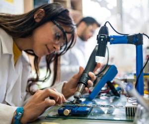 Las vacantes que demandan habilidades en IA crecieron 7,5 % en el último año, incluso cuando la oferta de empleos global cayó 11,3 %. Foto de iStock