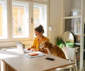 <i>El trabajo a distancia dejó de ser una solución temporal para convertirse en una pieza clave del engranaje productivo de Costa Rica. Foto de iStock</i>