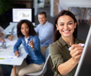 Muchas empresas familiares empiezan de manera orgánica, donde sus fundadores “se lanzan al agua” y se adaptan a las necesidades emergentes. Foto de iStock