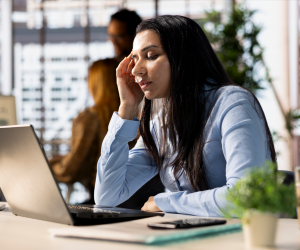 <i>Estudios internacionales señalan que trabajar 55 horas o más por semana incrementa en 35 % el riesgo de sufrir un accidente cerebrovascular. Foto de iStock</i>