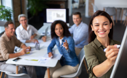 <i>El programa contempla 13 webinars con expertos internacionales, mentorías, experiencias en empresas líderes y contenidos enfocados en inteligencia artificial, sostenibilidad, negociación y liderazgo. Foto de iStock</i>