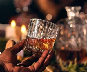 Fitch espera que los ingresos se mantengan estables o disminuyan para los productores mundiales de alcohol. Foto de taka4332 / Getty Images/iStockphoto