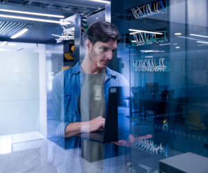 <i>Para el 80 % de los encuestados, la IA ha aumentado su productividad y al menos la mitad indica que les ayuda a tomar mejores decisiones. Foto de iStock</i>