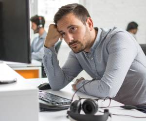 <i>Estudios previos sugieren que, aunque el salario influye, factores como el clima laboral, el estrés y la cohesión del equipo pueden pesar más en la permanencia y atracción de talento. Foto de iStock</i>