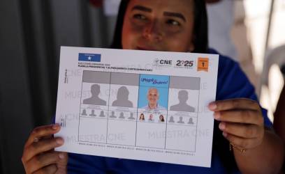 Una persona muestra un tarjetón electoral este sábado, en Tegucigalpa (Honduras). EFE/ Gustavo Amador