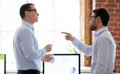 <i>Ante un conflicto, se recomienda tomar distancia, evitar asumir las acciones de otros como ataques personales y detener la confrontación antes de que escale. Foto de iStock</i>