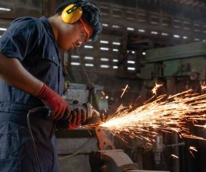 <i>El análisis insiste en la importancia de la capacitación y recomienda modernizar la regulación laboral para ampliar la protección a los trabajadores en transición de un empleo a otro. Foto de iStock</i>