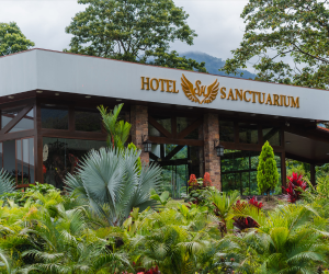 <i>La combinación de naturaleza viva, diseño inspirado en raíces ancestrales y un servicio altamente personalizado posiciona al hotel como una propuesta diferenciada dentro del ecosistema turístico de La Fortuna. Foto cortesía</i>