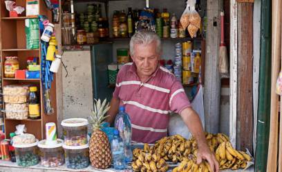 Costarricenses gastan en promedio US$6,14 en cada compra en tiendas de barrio