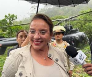 <i>Presidenta de Honduras, Xiomara Castro, aborda a los medios de comunicación luego de un aterrizaje de emergencia. FOTO TWITTER</i>