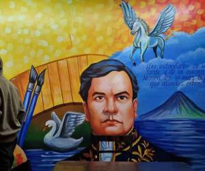 Una persona camina frente a un mural del poeta nicaragüense Rubén Darío, en Managua (Nicaragua). Foto de EFE/ STR