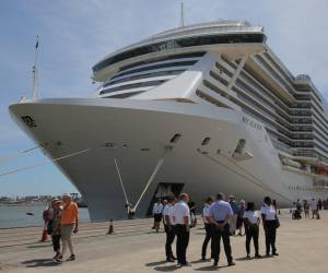 Imagen de archivo de un crucero de la empresa MSC, que a partir de 2026 hará itinerarios por Alaska y el Canal de Panamá. EFE/ Alejandro Prieto