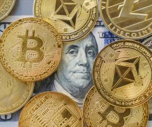 Expertos consultados señalan que la demanda sostenida de activos refugio —impulsada por compras de bancos centrales y el creciente nerviosismo alrededor de la deuda global— explica el repunte del oro y alimenta la idea de un efecto espejo sobre bitcoin. Foto de iStock