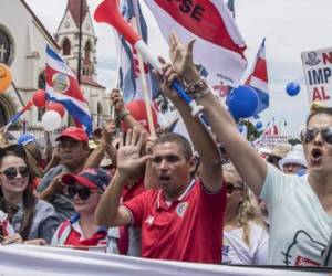 Costa Rican public sector workers demonstrate during their second week of indefinite strike against the tax proposal, which is under discussion in Congress in San Jose, Costa Rica September 26, 2018. Costa Rican public sector unions began an indefinite strike on September 10, in opposition to a tax reform project, which would mean an increase of taxes to face the bulky fiscal deficit. Due to the strike, gasoline is scarce in many gas stations across the country / AFP PHOTO / EZEQUIEL BECERRA