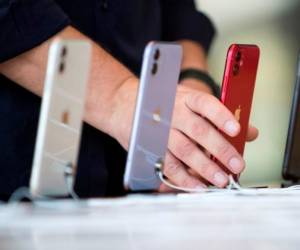<i>El gigante tecnológico estadounidense Apple cerrará por primera vez una de sus tiendas físicas en China, país en el que su facturación y su cuota de mercado vienen resintiéndose en los últimos años ante la bajada del consumo y la competencia por parte de las pujantes marcas locales.</i>