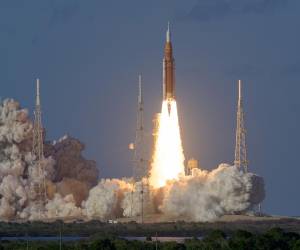 <i>Fotografía cedida por la NASA donde se muestra el cohete del Sistema de Lanzamiento Espacial (SLS) y la nave espacial Orion de la misión Artemis II durante su despegue este miércoles, en el Complejo de Lanzamiento 39B del Centro Espacial Kennedy en Cabo Cañaveral (EE.UU.). EFE/ Bill Ingalls / NASA</i>