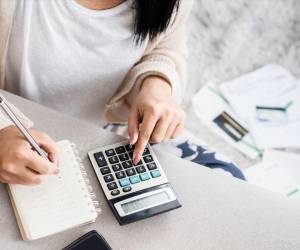 Los bonos, aguinaldos y ahorros especiales son ideales para destinar un monto regularizar las deudas en atraso. Foto de iStock