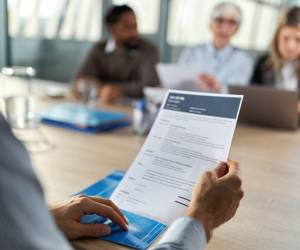 La comunicación clara en una entrevista de trabajo no se trata solo de lo que dice, sino de cómo lo dice. Foto de iStock