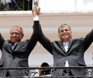 Glas, a la izquierda, junto al expresidente de Ecuador Rafael Correa.