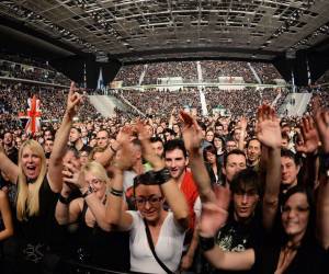 <i>En la imagen de archivo, seguidores de Depeche Mode durante un concierto de la banda británica en Turín (Italia). EFE/ALESSANDRO DI MARCO</i>