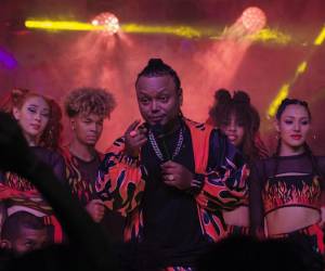 Fotografía del cantante y productor Mr Black ‘El Presidente’ (c), durante el rodaje de la serie ‘Champeta, el ritmo de la tierra’. Foto de EFE/ Andrea Ramírez
