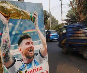 <i>Calcuta inauguró este sábado la que las autoridades locales describen como la estatua más alta del mundo dedicada a Lionel Messi, una estructura de hierro de 70 pies o más de 20 metros, construida por un club deportivo de la ciudad, coincidiendo con la llegada del futbolista argentino a la India.. EFE/EPA/PIYAL ADHIKARY</i>
