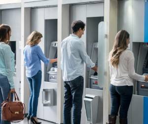 <i>Expertos recomiendan evitar recorridos largos tras retirar dinero, mantener discreción en transacciones de alto monto y no aceptar ayuda de desconocidos en cajeros. Foto de iStock</i>
