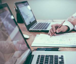 Seis de las ocho regiones soberanas tienen perspectivas deterioradas, lo que refleja pronósticos de crecimiento económico más débiles vinculados al aumento de los aranceles y la incertidumbre política. Foto de iStock
