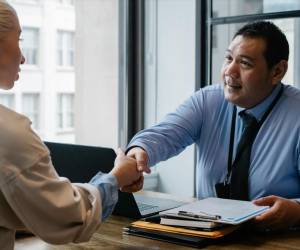 Además de elevar los costos de contratación y formación, la alta rotación también reduce la productividad y aumenta los riesgos para la continuidad del negocio. Foto de iStock
