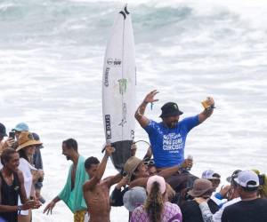 El salvadoreño Bryan Pérez celebra tras ganar el Corona Pro Surf Circuit, en la playa Middles, en Isabela (Puerto Rico). EFE/ Thais Llorca