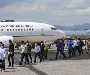 <i>Honduras también ha recibido a 374 migrantes mexicanos deportados de Estados Unidos, como parte de un mecanismo de cooperación migratoria que permite que ciudadanos de otros países puedan ser trasladados a territorio hondureño. Foto de EFE</i>