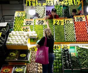 <i>Aunque la caída de precios ayudará a suavizar el impacto de la inflación pospandemia y abaratará cereales básicos, los precios medios de las materias primas en los próximos dos años seguirán siendo un 23 % y un 14 % más altos que en 2019, respectivamente. Foto de EFE</i>