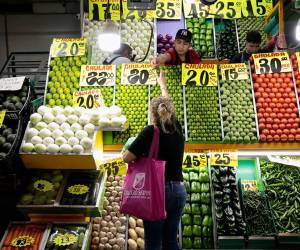 <i>Aunque el consumo disminuyó, el gasto de los hogares se mantuvo prácticamente estable, con una variación de apenas -0,1 % frente al mismo período de 2025. Foto de EFE</i>