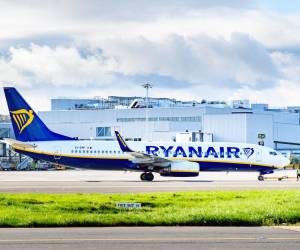 Ryanair, la mayor aerolínea europea, recortará vuelos y subirá tarifas