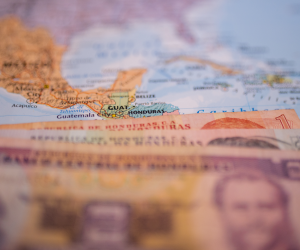 <i>E&amp;N presenta un informe en profundidad que permite identificar con claridad hacia dónde avanza el sector financiero centroamericano, no solo desde el discurso, sino desde decisiones concretas, capital en movimiento y estrategias ejecutadas. (Foto: Shutterstock)</i>