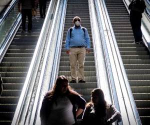 Un hombre desciende en las gradas del metro de Santiago. Chile fue declarado 'estado de calamidad' para imponen medidas restrictivas por el caso del coronavirus (Foto Martin BERNETTI / AFP)
